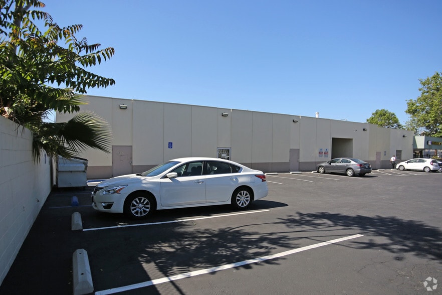 301-307 E 17th St, Santa Ana, CA for lease - Building Photo - Image 3 of 7