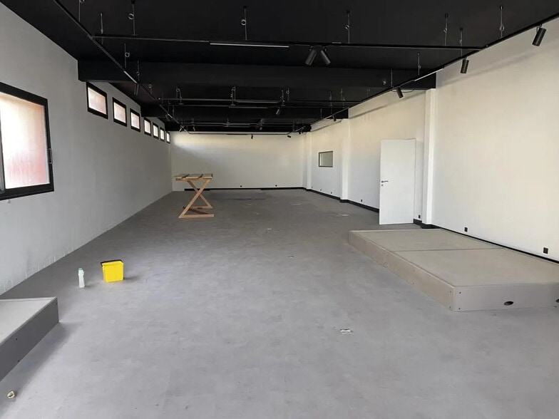 Flex in Mauguio for lease - Building Photo - Image 2 of 10