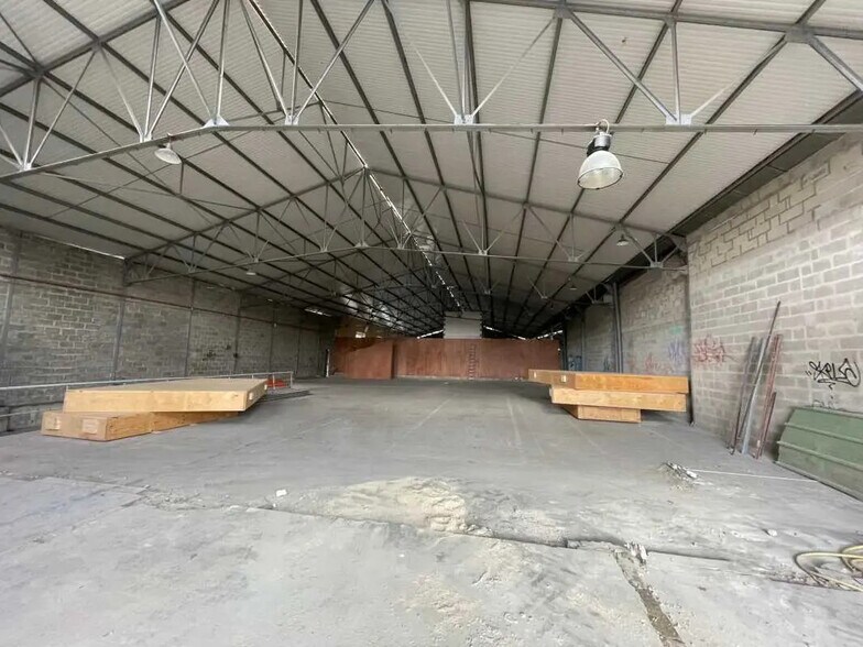 Flex in Saint-Quentin for lease - Building Photo - Image 2 of 4