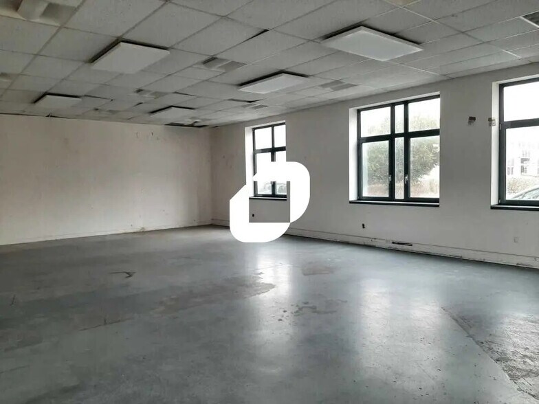 Flex in Montigny-le-Bretonneux for sale - Building Photo - Image 3 of 8