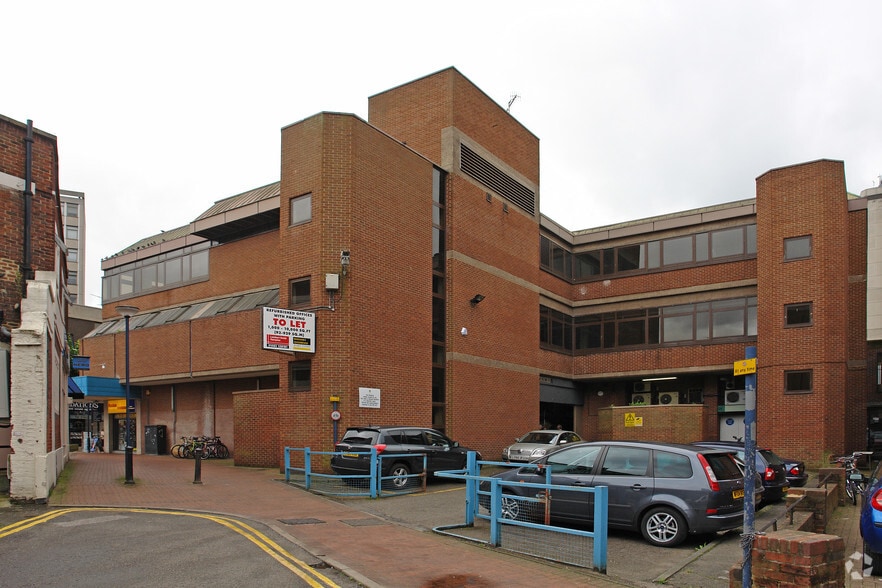 43 Wolsey Walk, Woking for lease - Building Photo - Image 3 of 7