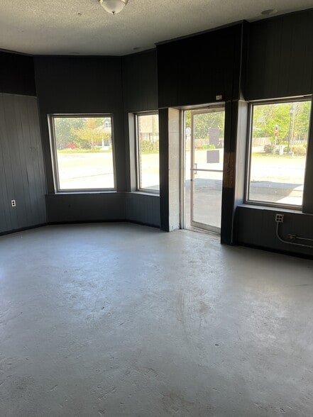 64 Main & Highway 64B, Crawfordsville, AR for sale - Interior Photo - Image 2 of 4