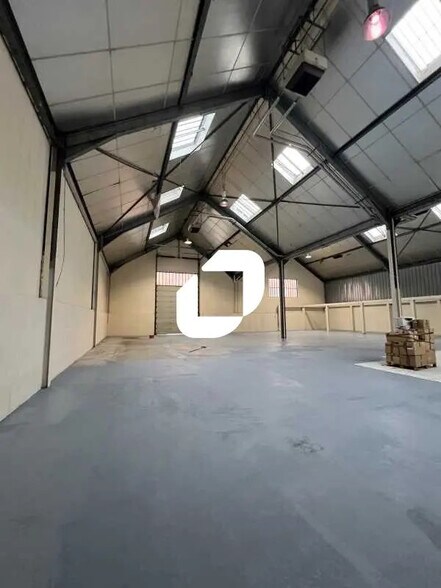 Flex in Aubervilliers for lease - Interior Photo - Image 3 of 9