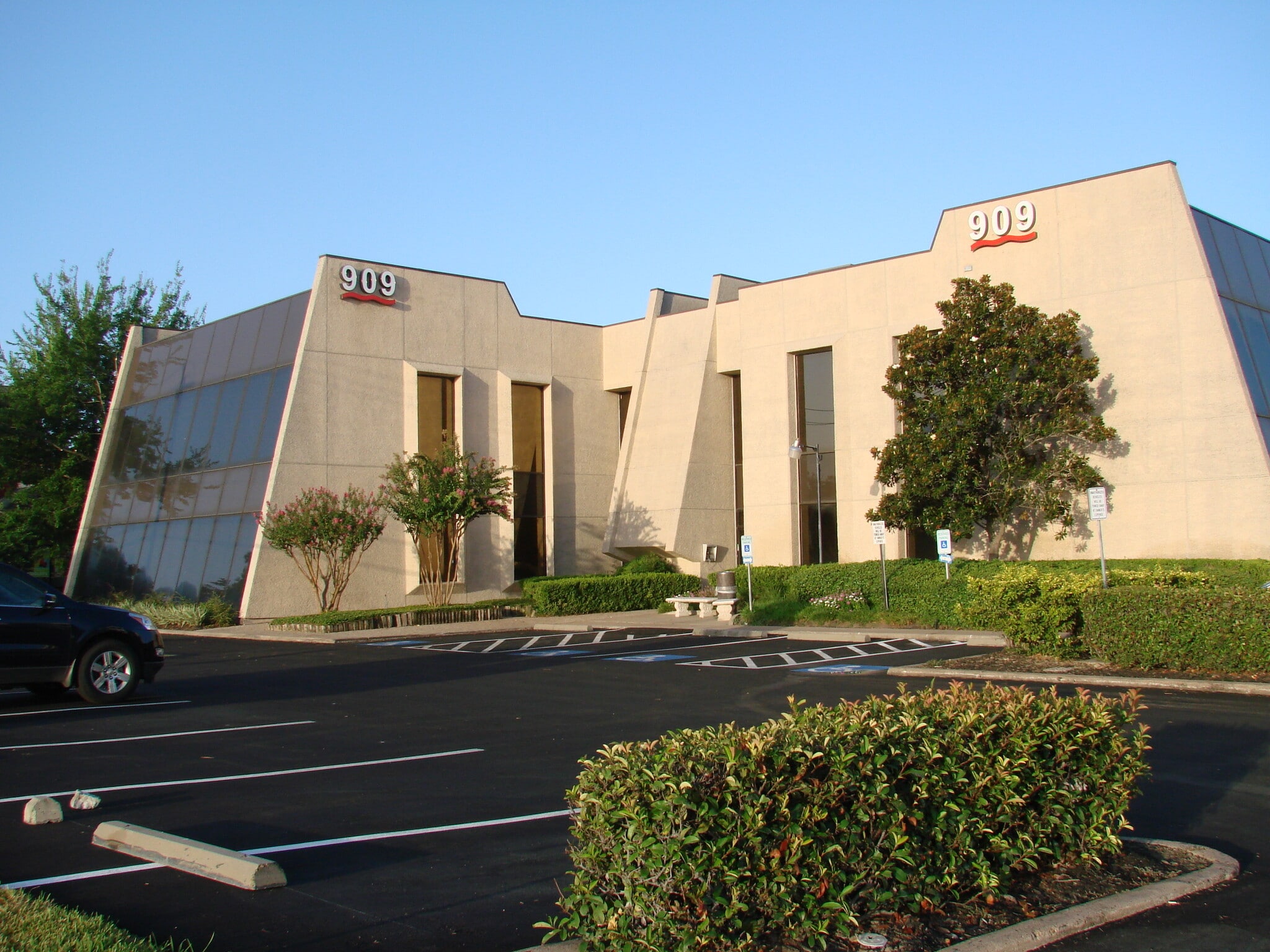 909 Dairy Ashford Rd, Houston, TX for lease Building Photo- Image 1 of 9