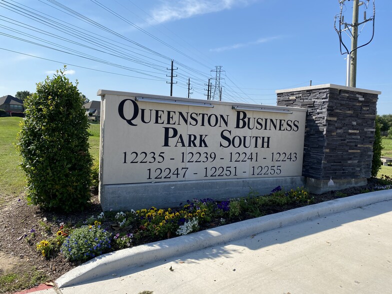 12243 Queenston Blvd, Houston, TX for lease - Building Photo - Image 1 of 14