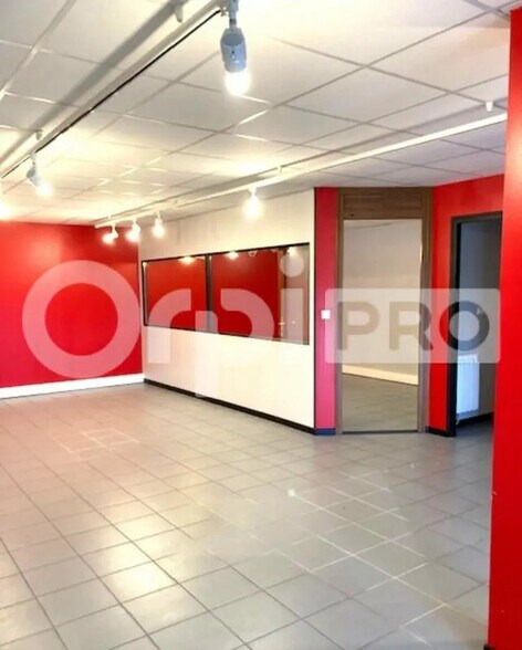 Office in Nogent-sur-Vernisson for lease - Interior Photo - Image 3 of 5