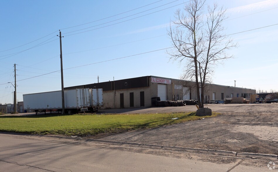 505 Kenora Ave, Hamilton, ON for sale - Building Photo - Image 2 of 3
