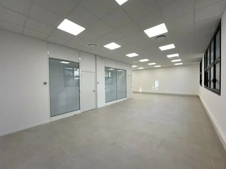 Office in Valbonne for lease - Interior Photo - Image 2 of 5