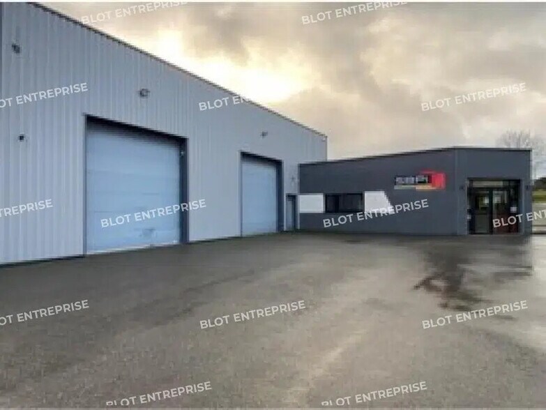Industrial in Crevin for lease - Building Photo - Image 2 of 14
