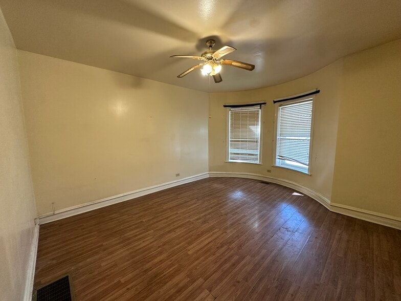 6217 & 6219-21 S Greenwood Ave portfolio of 2 properties for sale on LoopNet.com - Interior Photo - Image 3 of 10