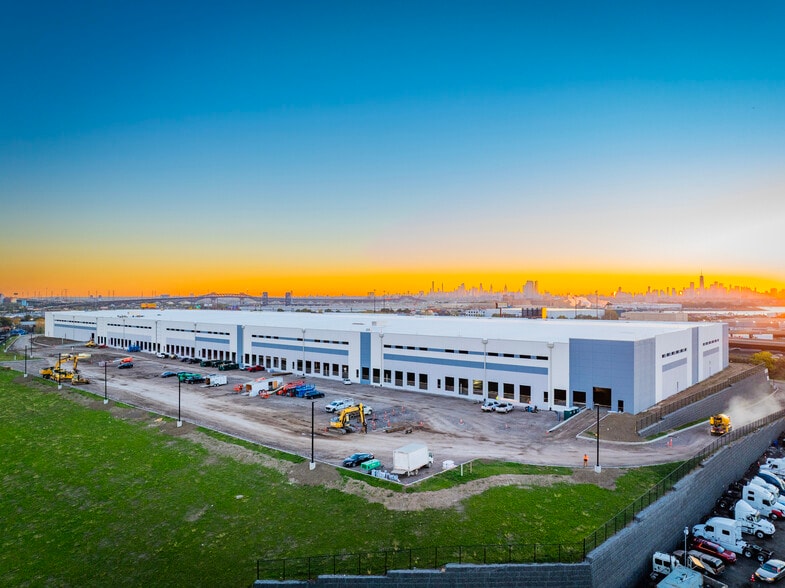 105-161 Hyatt Ave, Newark, NJ for lease - Building Photo - Image 1 of 17