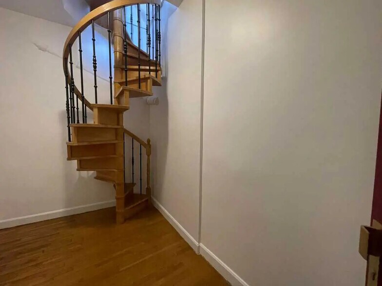 Office in Paris for lease - Interior Photo - Image 2 of 6