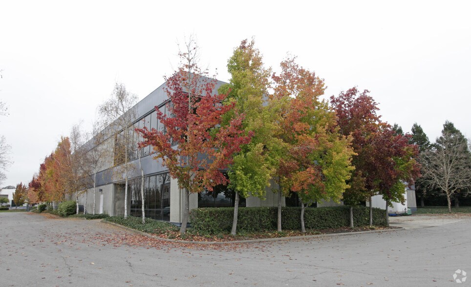 3830 Cypress Dr, Petaluma, CA for lease - Building Photo - Image 2 of 3