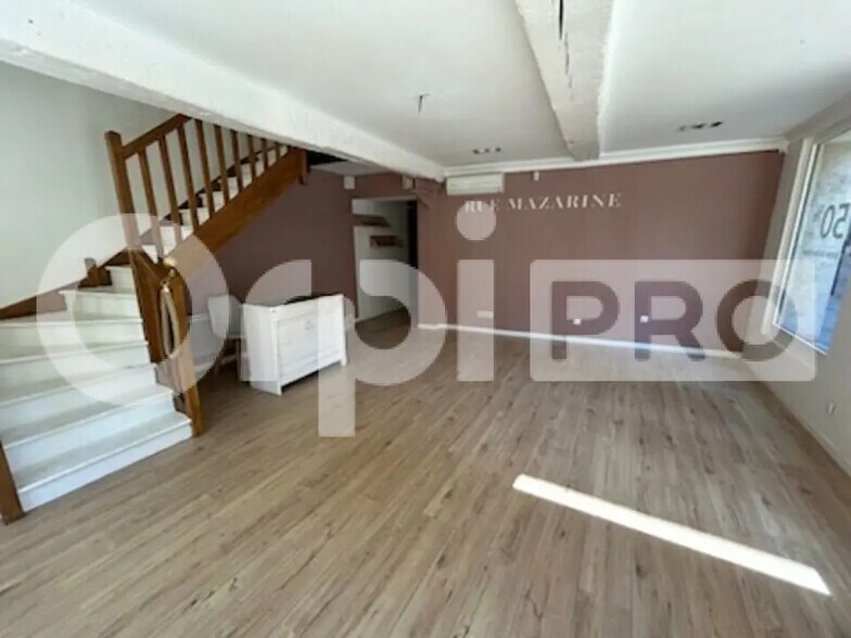 Retail in Compiègne for lease - Building Photo - Image 2 of 4