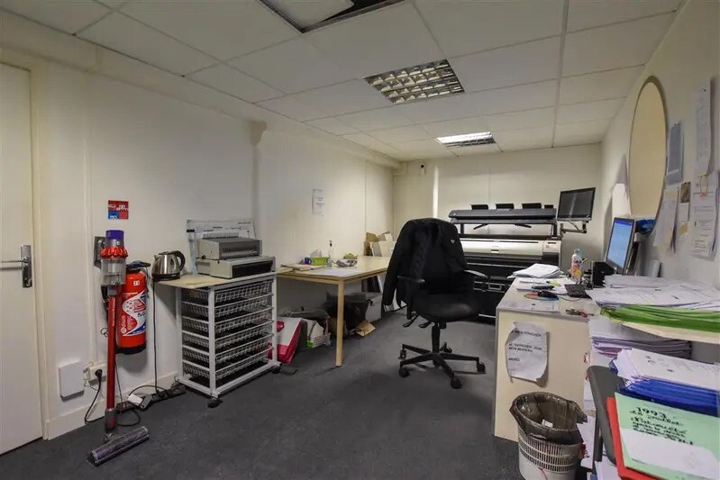 Office in Paris for lease - Building Photo - Image 3 of 8