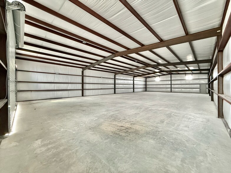 5821 Limmer Loop, Hutto, TX for sale - Building Photo - Image 1 of 1
