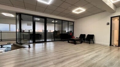Flex in Pantin for sale Interior Photo- Image 1 of 27