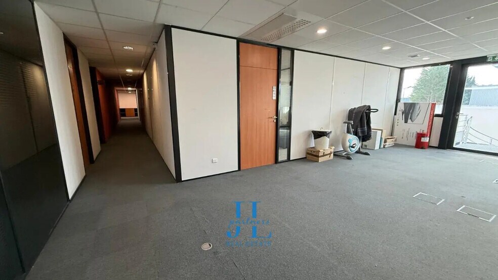 Office in Gradignan for lease - Interior Photo - Image 2 of 10