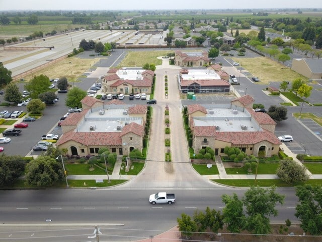 227 E Caldwell Ave, Visalia, CA for lease - Building Photo - Image 2 of 4