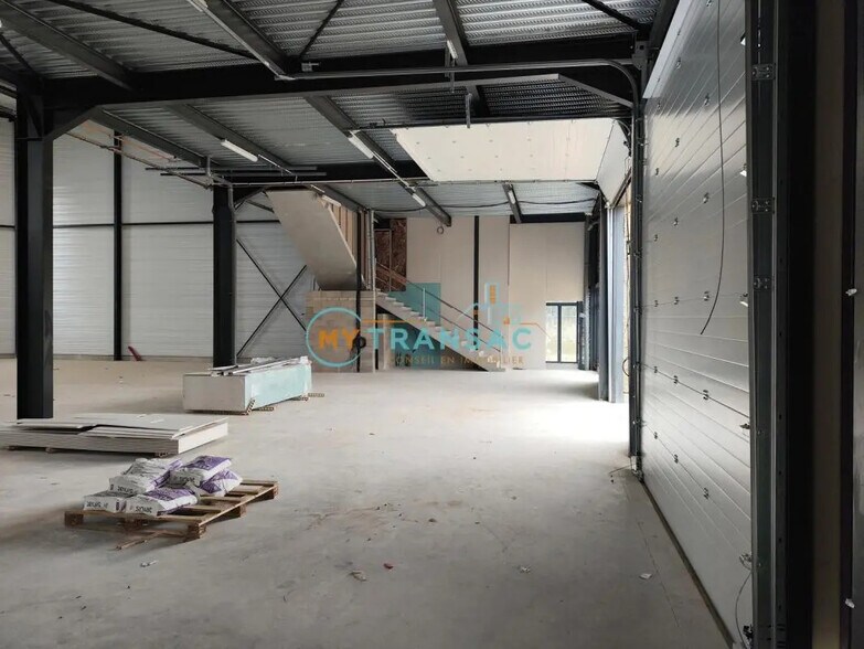 Flex in Chalifert for lease - Interior Photo - Image 3 of 8