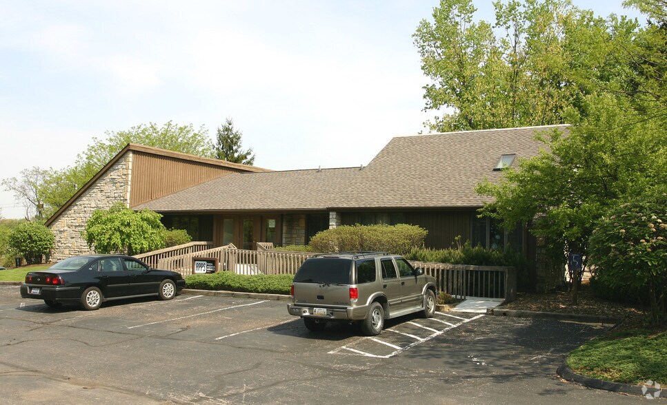 5050 Pine Creek Dr, Westerville, OH 43081