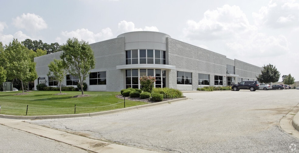 W237N2920 Woodgate Rd, Pewaukee, WI for sale - Building Photo - Image 1 of 1