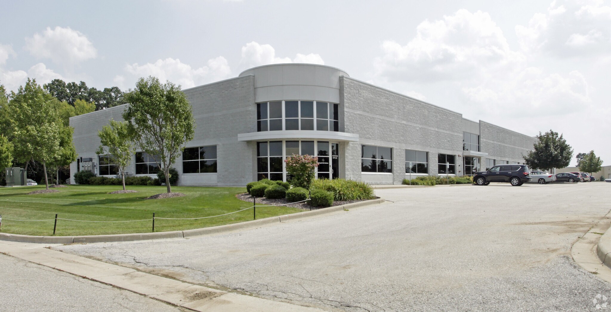 W237N2920 Woodgate Rd, Pewaukee, WI for sale Building Photo- Image 1 of 1