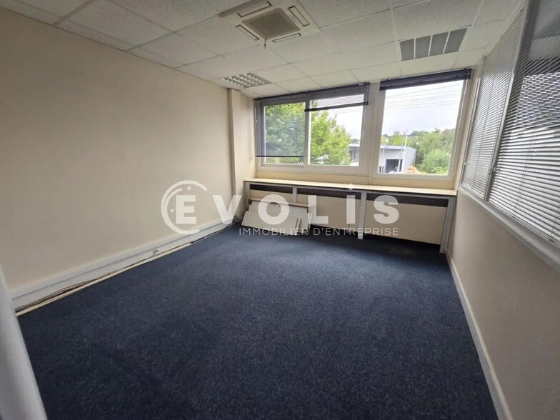 Office in Igny for lease - Interior Photo - Image 2 of 9