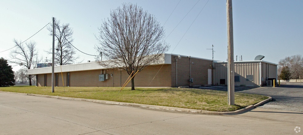 12129 E Skelly Dr, Tulsa, OK for sale - Building Photo - Image 2 of 4