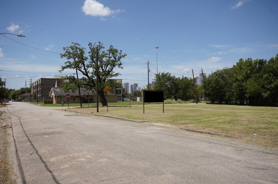 3211 Webster St, Houston, TX for sale - Building Photo - Image 2 of 8