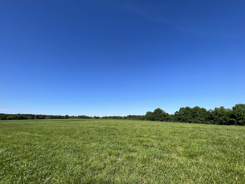 4694 Dover Road Dover Road, Woodlawn, TN for sale - Primary Photo - Image 1 of 5