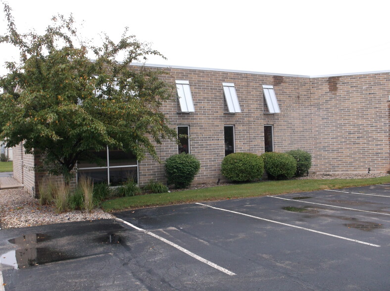 2201 Jackson St, Oshkosh, WI for lease - Building Photo - Image 3 of 18