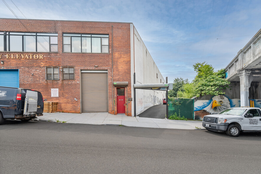 2529 49th St, Astoria, NY for lease - Building Photo - Image 2 of 5