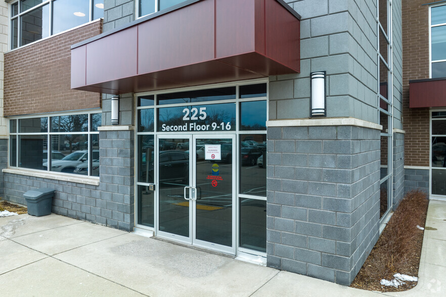 225 Speers Rd, Oakville, ON for lease - Building Photo - Image 3 of 5