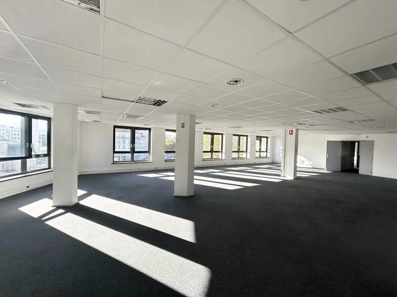 Office in Lyon for lease - Interior Photo - Image 1 of 8