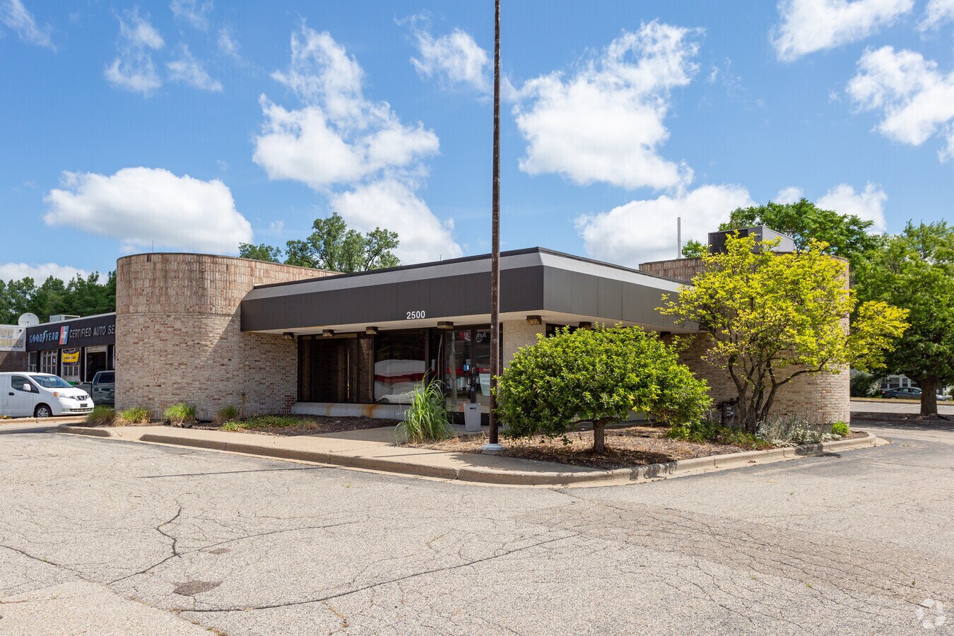 2500 Alpine Ave NW, Grand Rapids, MI 49544