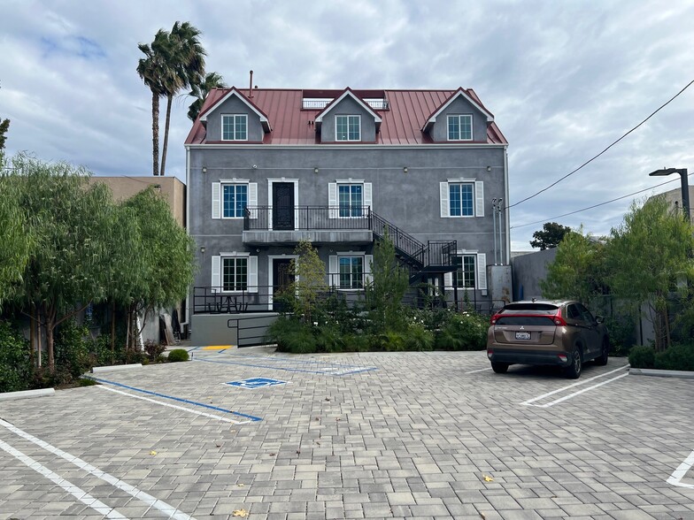 7053 Owensmouth Ave, Canoga Park, CA for lease - Building Photo - Image 2 of 19