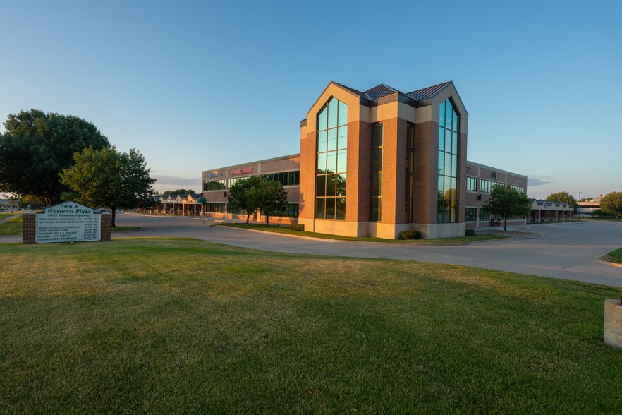 4949 Westown Pky, West Des Moines, IA for lease - Building Photo - Image 2 of 6