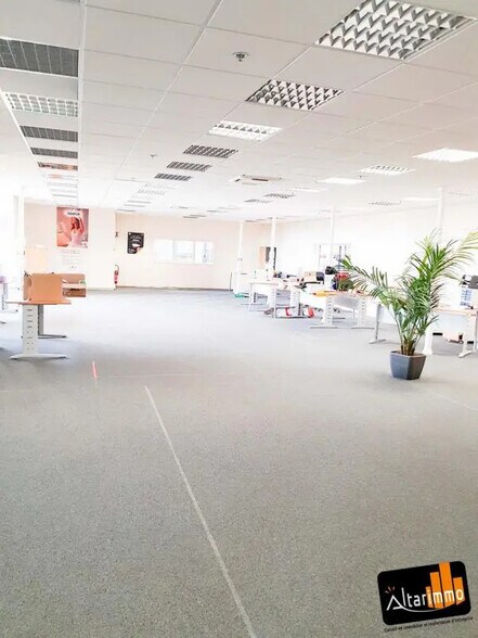 Office in Vernouillet for lease - Building Photo - Image 3 of 4