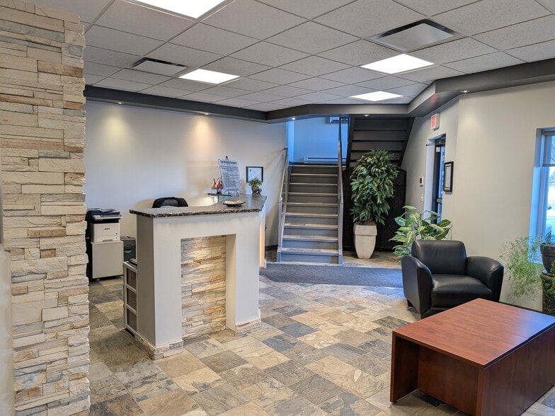 330 Circle Dr, St. Albert, AB for sale - Lobby - Image 3 of 14