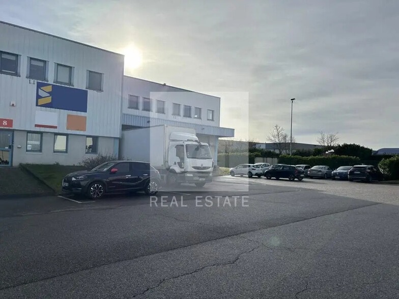 Office in Genas for lease - Building Photo - Image 2 of 12