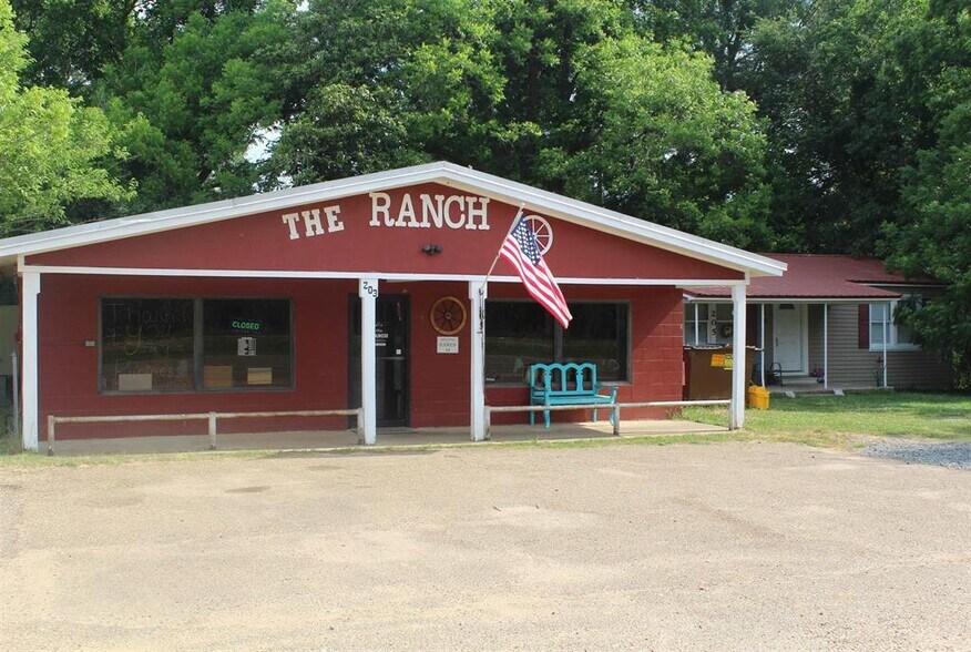 203 E Avenue A, Hooks, TX 75561