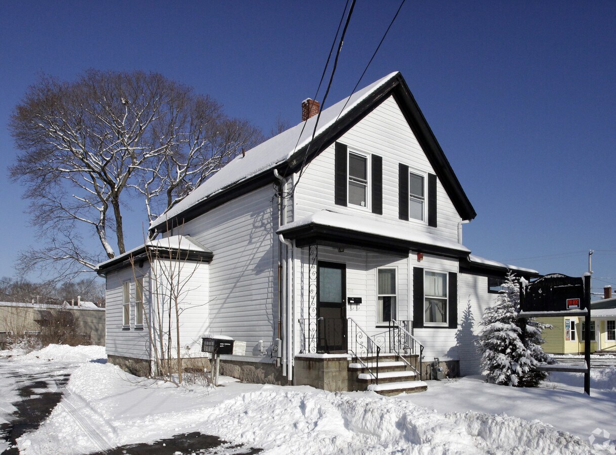 880 S Franklin St, Holbrook, MA 02343