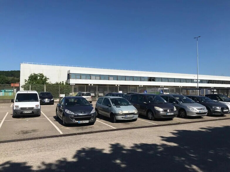 Industrial in Auxerre for lease - Building Photo - Image 2 of 8