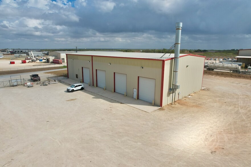 4844 CR 430, Pleasanton, TX for lease - Building Photo - Image 3 of 16