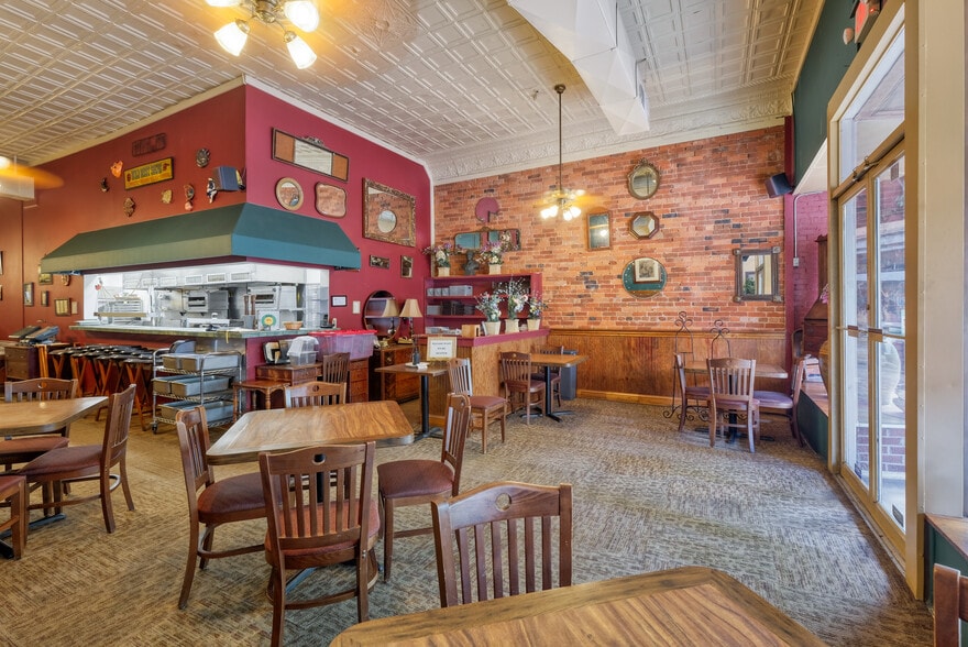 110-112 Trinity St, Abbeville, SC for sale - Interior Photo - Image 2 of 54