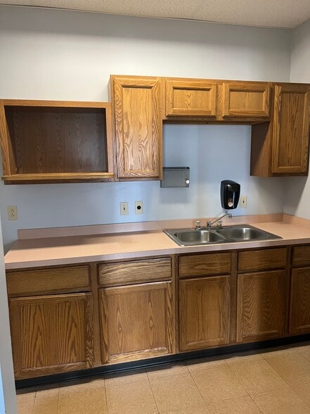 5211 Mahoning Ave, Youngstown, OH for lease - Interior Photo - Image 2 of 6