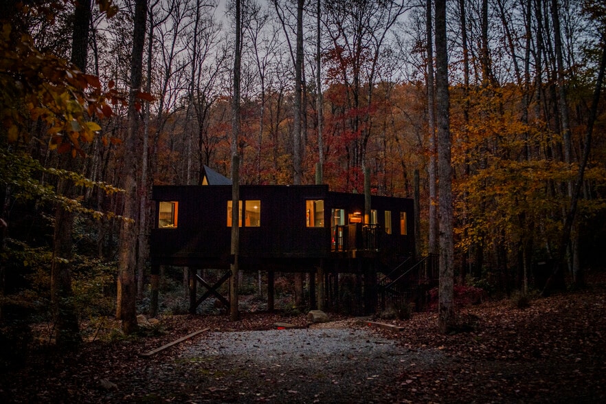 195 Still Waters Ln, Brevard, NC for sale - Primary Photo - Image 1 of 59