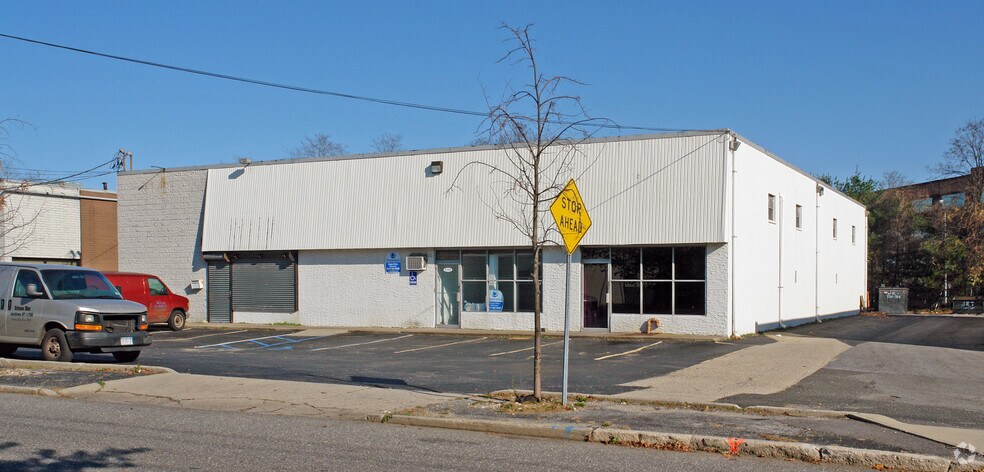 1743 Julia Goldbach Ave, Ronkonkoma, NY for sale - Primary Photo - Image 1 of 1