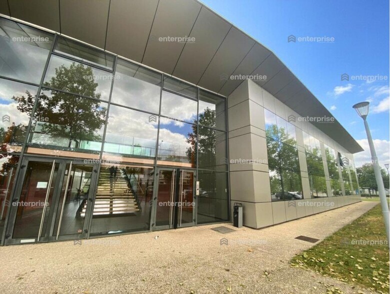 Office in Lacroix Saint Ouen for lease - Building Photo - Image 2 of 9